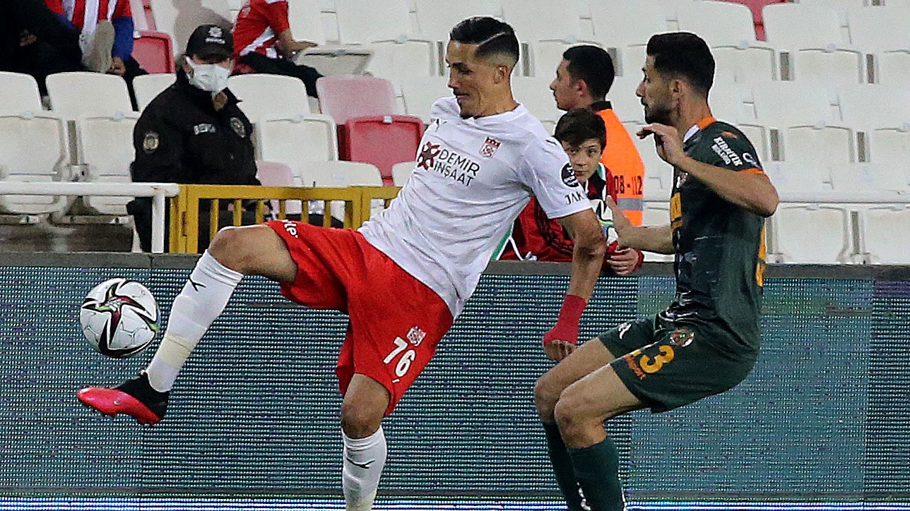سجل الدولي المغربي فجر الهدف في الدقيقة 52 من الشوط الثاني عن طريق ضربة جزاء, فيصل فجر, فيصل فجر يهدي هدف